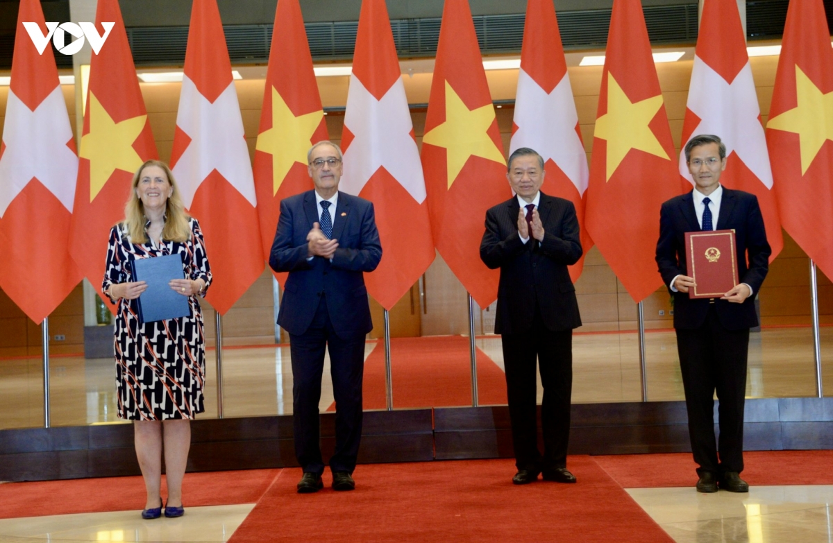 17-10_tong-bi-thu-chu-tich-nuoc-to-lam-va-tong-thong-thuy-sy-guy-parmelin-chung-kien-le-trao-van-kien-hop-tac.jpg