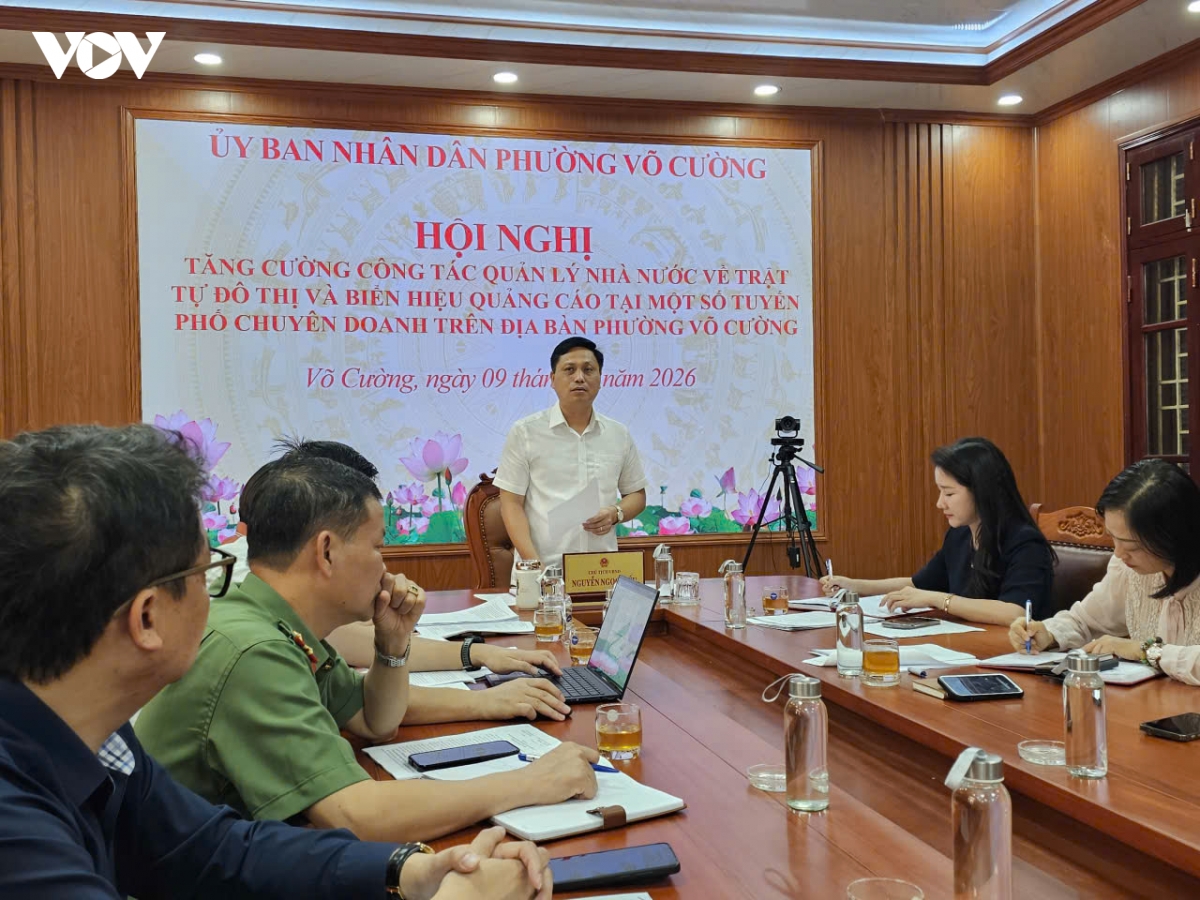 Ông Nguyễn Ngọc Hiếu, Chủ tịch UBND phường Võ Cường, phát biểu chỉ đạo tại hội nghị tăng cường công tác quản lý nhà nước về trật tự đô thị và biển hiệu quảng cáo trên một số tuyến phố chuyên doanh trên địa bàn phường, ngày 9/10/2026.