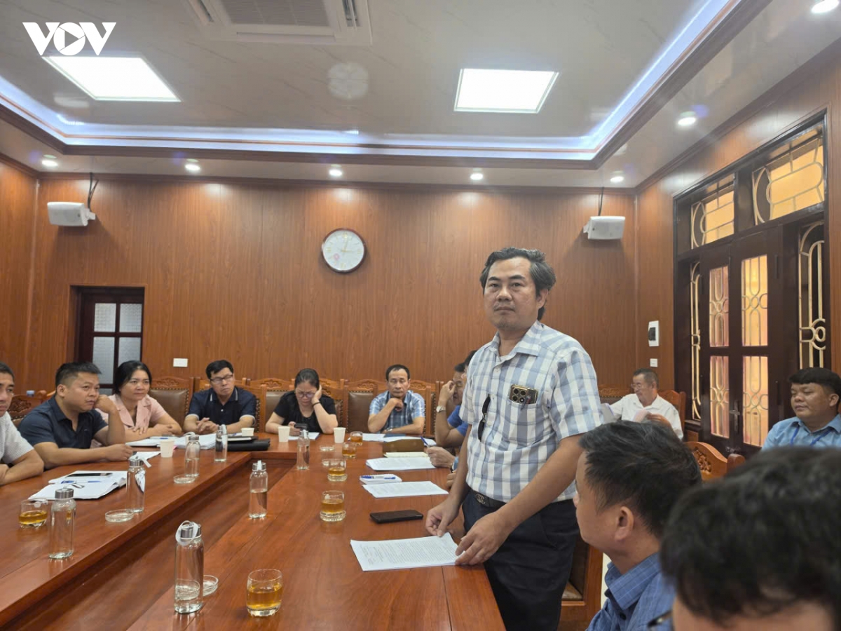 Ông Nguyễn Hoàng Linh, đại diện Công ty Quảng cáo Truyền thông 3M, phát biểu tại hội nghị về tăng cường quản lý trật tự đô thị và biển hiệu quảng cáo trên địa bàn phường Võ Cường.