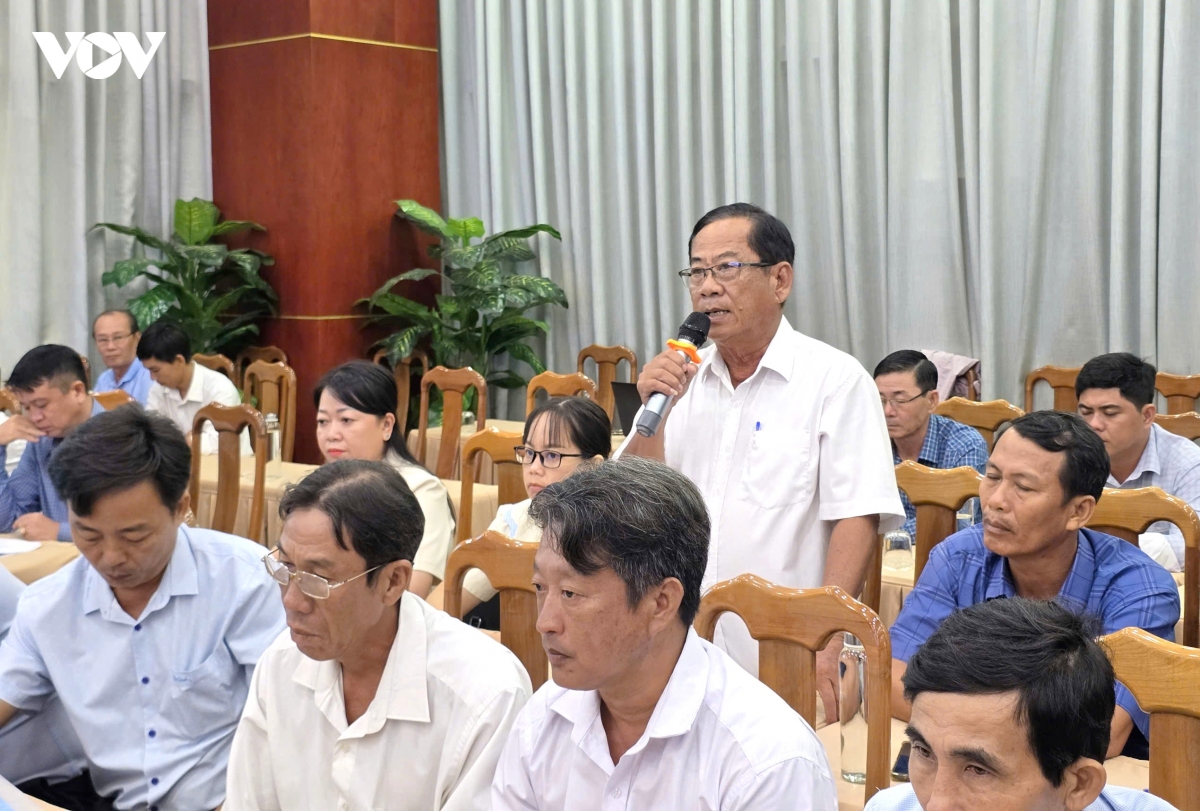 2-dai-dien-nong-dan-dat-cau-hoi-tai-buoi-doi-thoai.jpg
