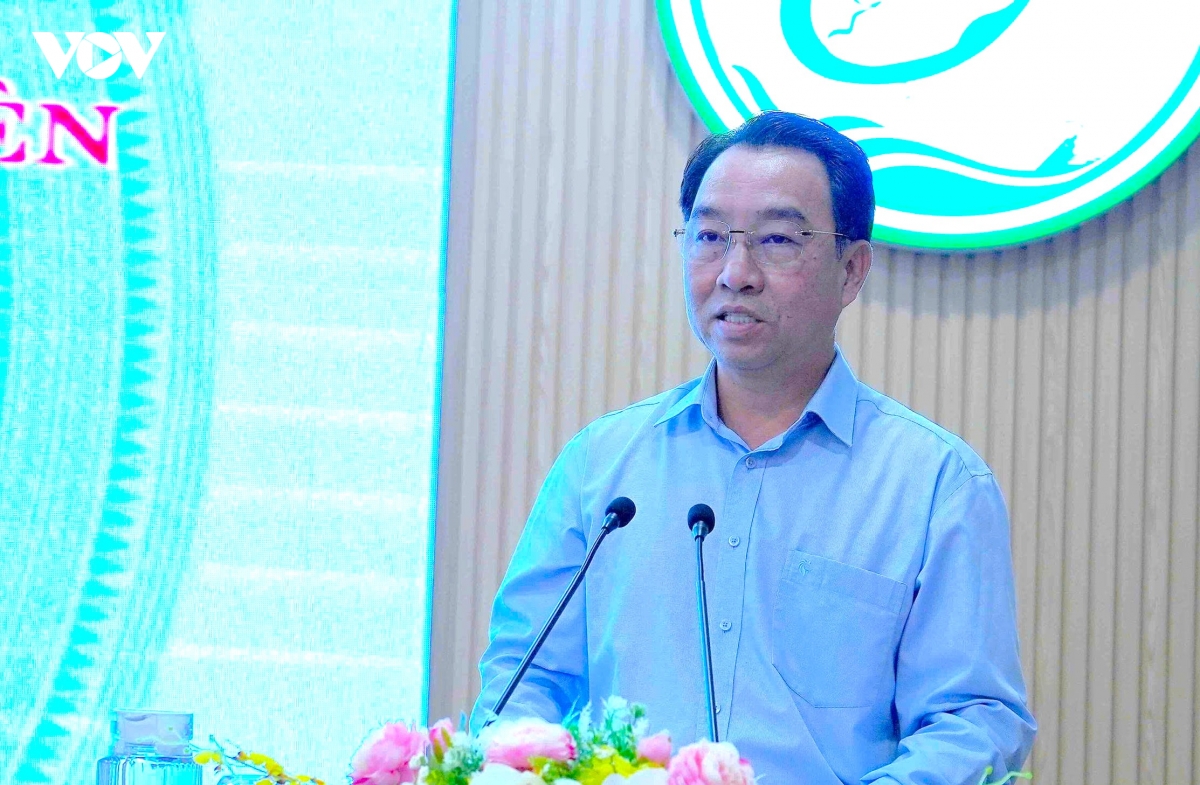 2-ong-lu-quang-ngoi-chu-tich-ubnd-tinh-ca-mau-phat-bieu-tai-hoi-nghi.jpg