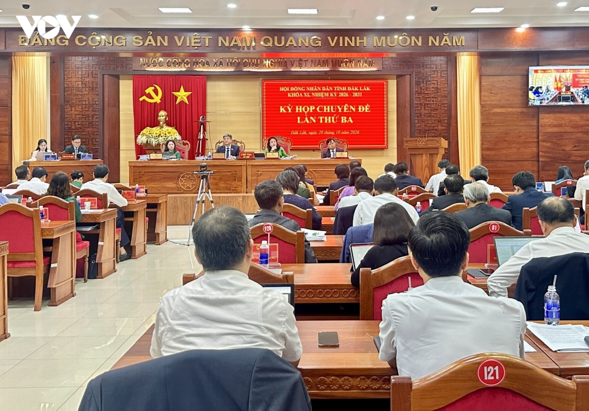 Hội đồng nhân dân tỉnh Đắk Lắk đã thông qua 26 Nghị quyết tháo gỡ vướng mắc, khơi thông nguồn lực, đẩy nhanh tiến độ các nhiệm vụ phát triển kinh tế - xã hội, đảm bảo quốc phòng - an ninh và an sinh xã hội .