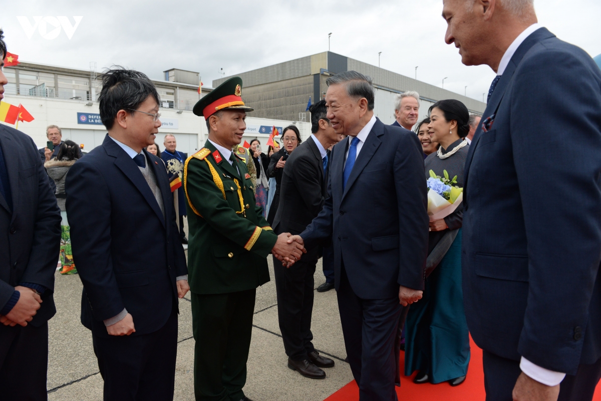 21-10_can-bo-nhan-vien-dai-su-quan-viet-nam-tai-bi-don-tong-bi-thu-chu-tich-nuoc-to-lam-va-phu-nhan.jpg