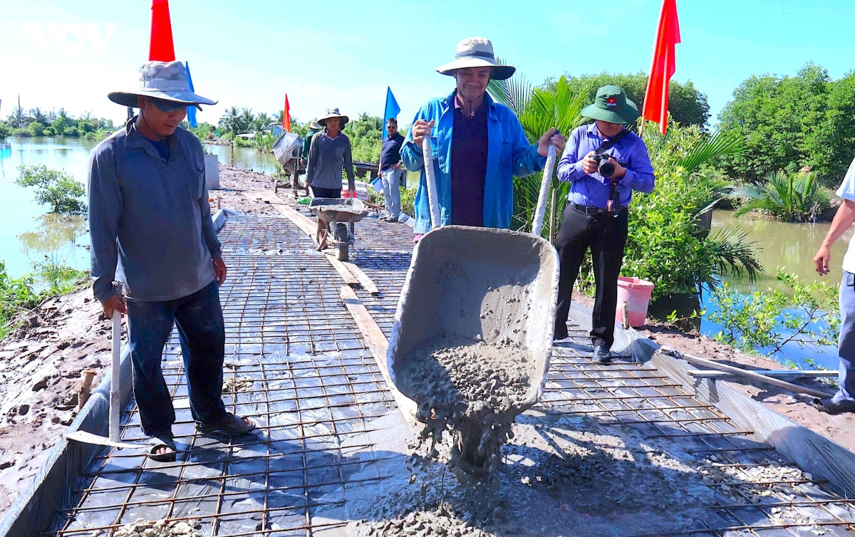 3-ngay-sau-le-khoi-cong-luc-luong-chuc-nang-cung-nguoi-dan-va-nha-thau-da-tien-hanh-lam-duong.jpg
