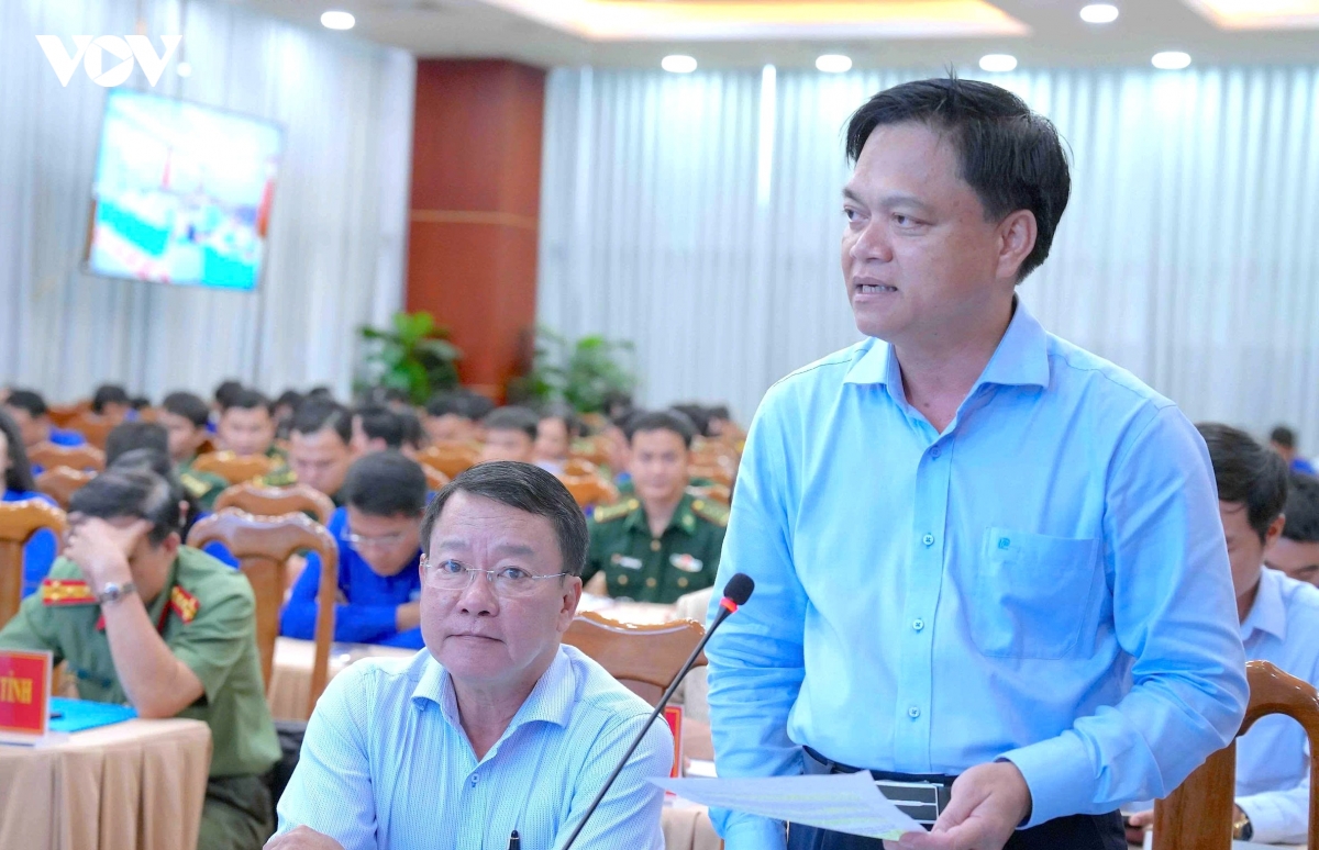 3-phuong-giam-doc-so-nn-mt-tinh-ca-mau-tra-loi-van-de-thanh-nien-dat-ra.jpg