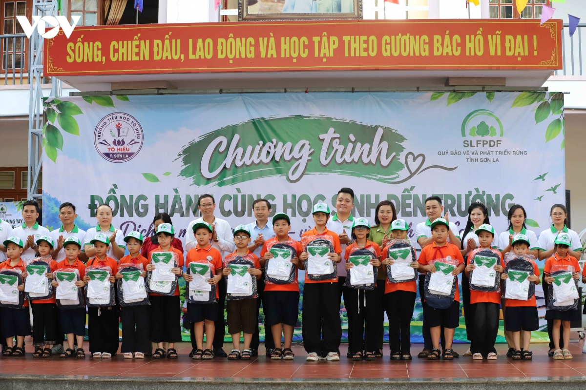 4.-ban-to-chuc-trao-200-suat-qua-dong-hanh-cung-cac-em-hoc-sinh-co-hoan-canh-kho-khan-vuon-len-hoc-tot.jpg