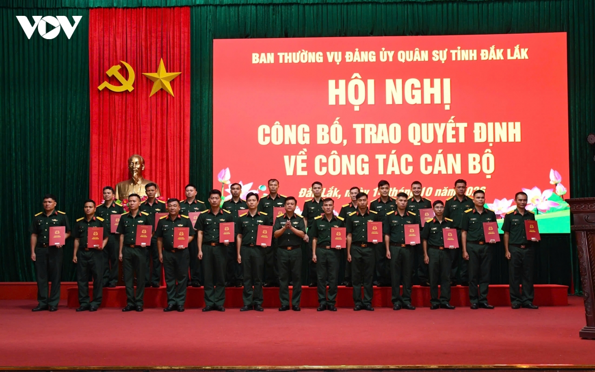 bo-chi-huy-quan-su-tinh-dak-lak-trao-quyet-dinh-dieu-dong-bo-nhiem-can-bo.jpeg