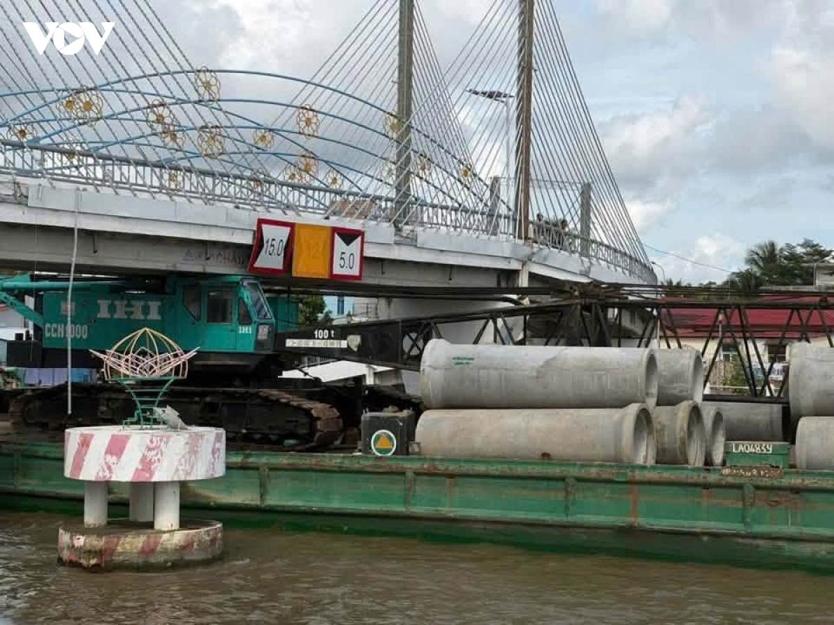 Hiện trường sà lan chở vật liệu xây dựng đụng làm lệch cầu