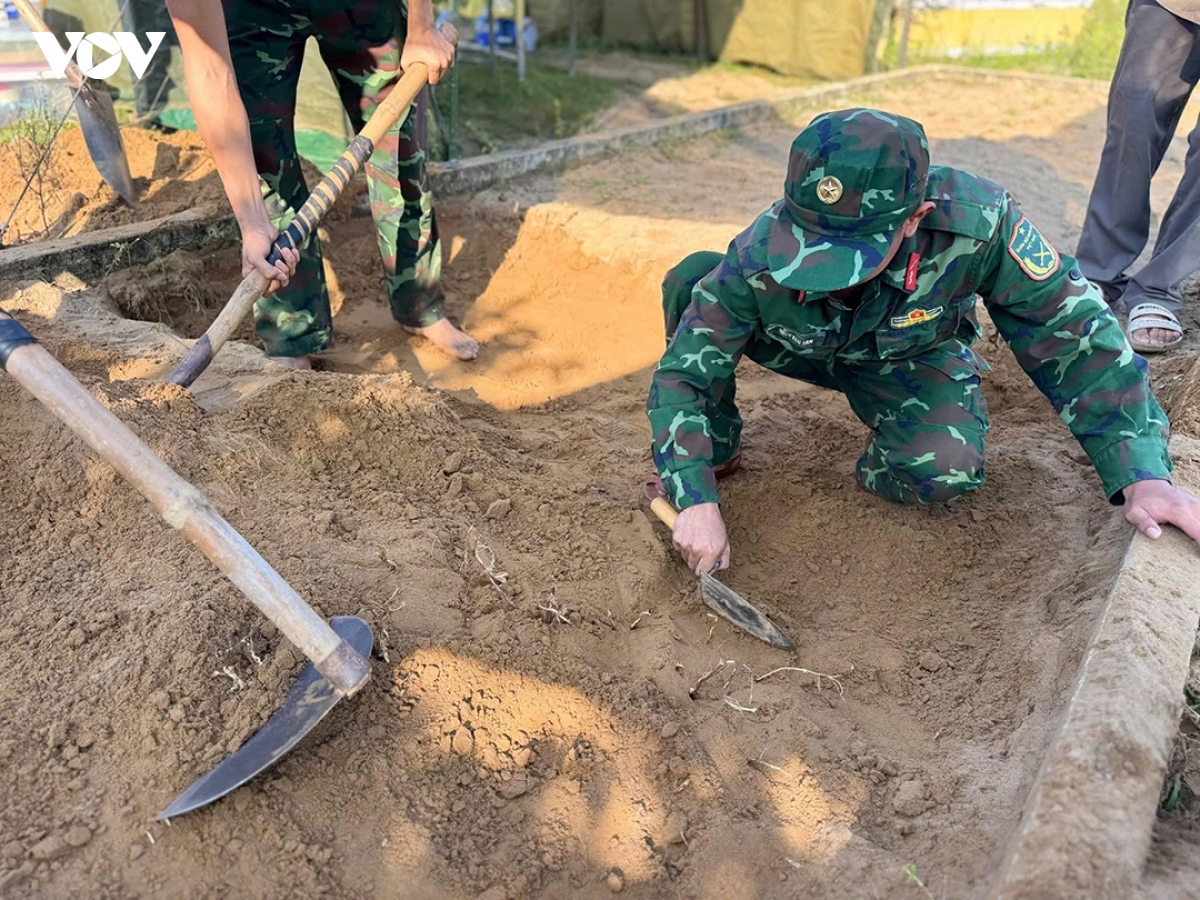 can-bo-chien-si-can-than-dao-tung-xeng-dat-sau-do-tim-thu-cong-bang-tay-va-vat-dung-nho.jpg