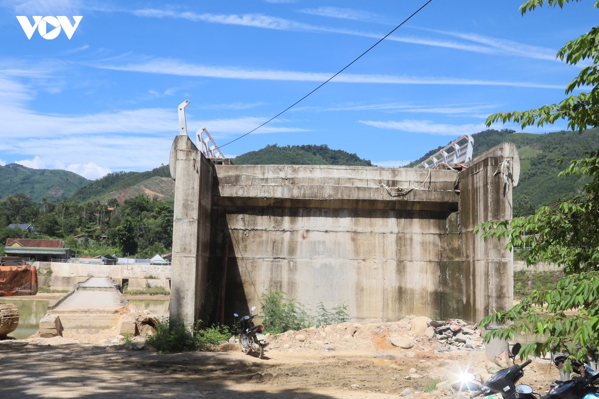 cau-xay-dung-xong-nhung-duong-dan-len-mo-cau-m1-chua-hoan-thanh.jpg
