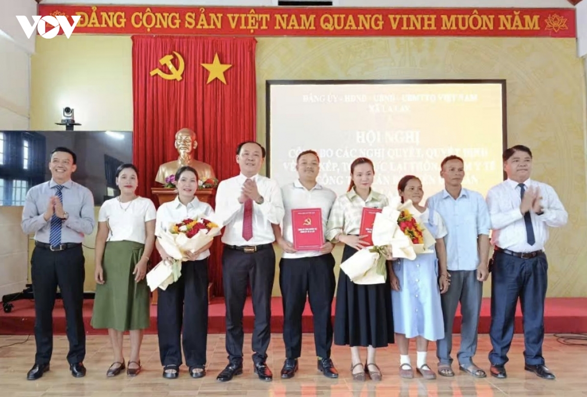 chi-ho-thi-diep-thu-4-tu-ben-phai-qua-duoc-chi-dinh-lam-bi-thu-chi-bo-thon-a-rong-sau-sap-nhap.jpg