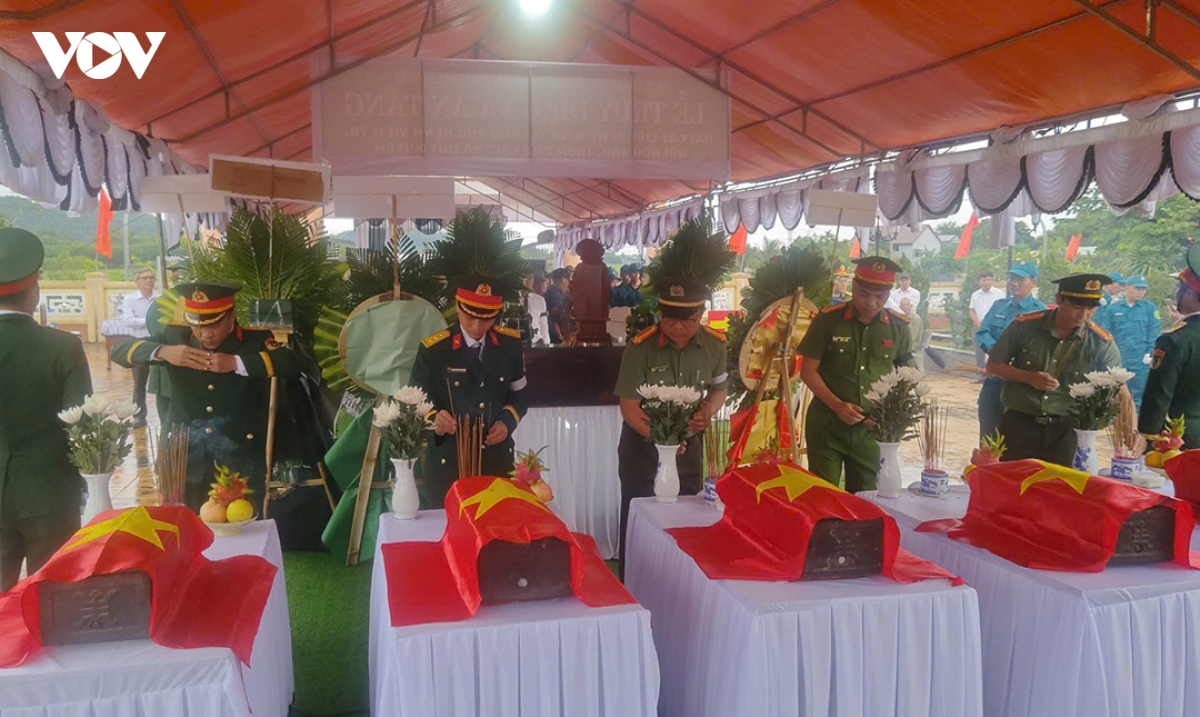 chinh-quyen-va-nhan-dan-thanh-kinh-dang-huong-vieng-cac-liet-si.jpg