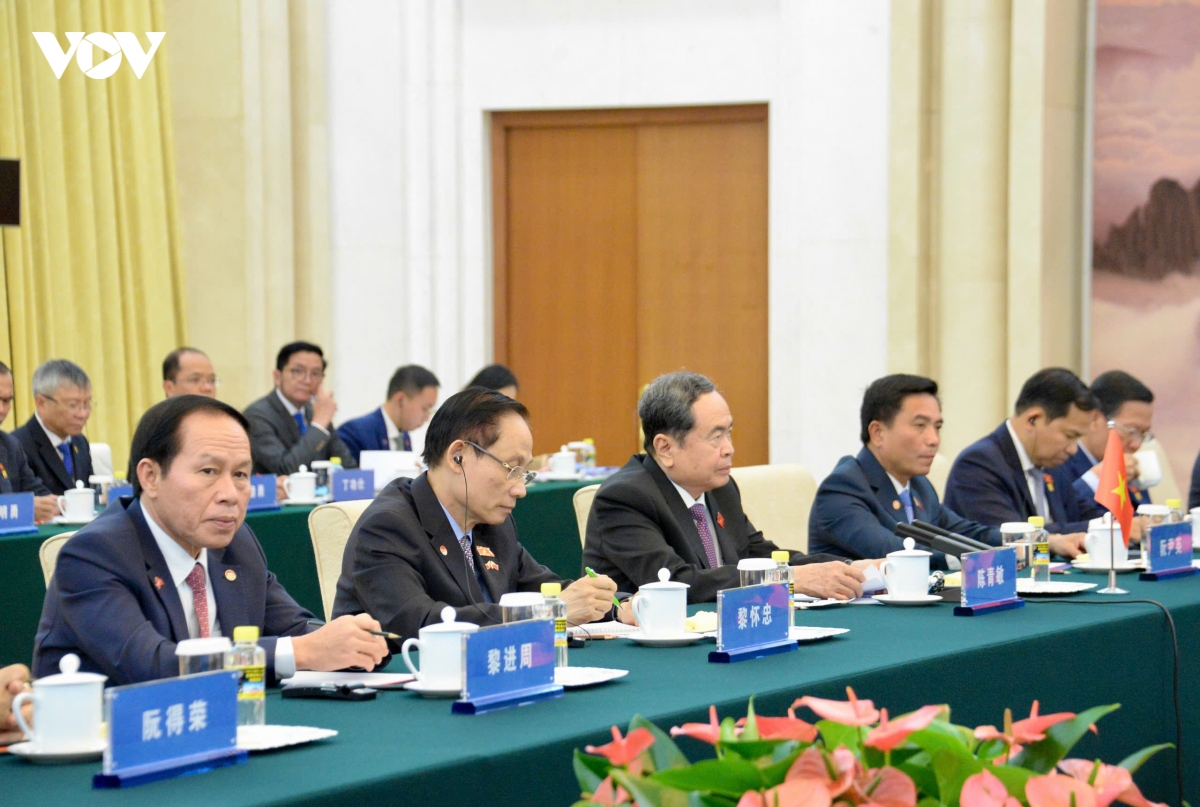 chu-tich-quoc-hoi-hoi-dam-1-1.jpg