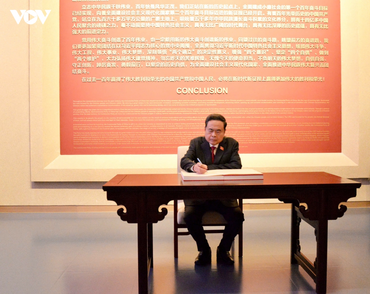 chu-tich-quoc-hoi-tham-quan-bao-tang-1.jpg