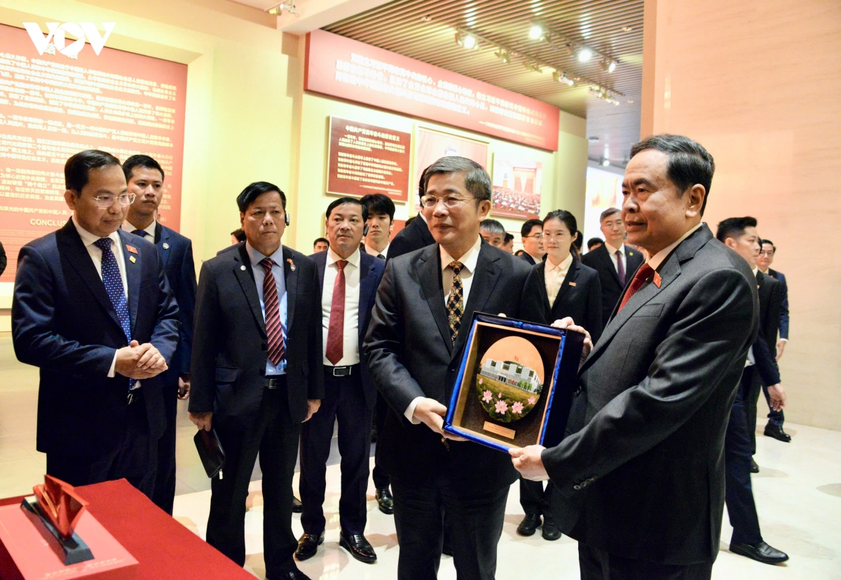 chu-tich-quoc-hoi-tham-quan-bao-tang-2.jpg