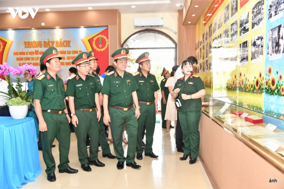 dai-bieu-tham-quan-trien-lam.jpg