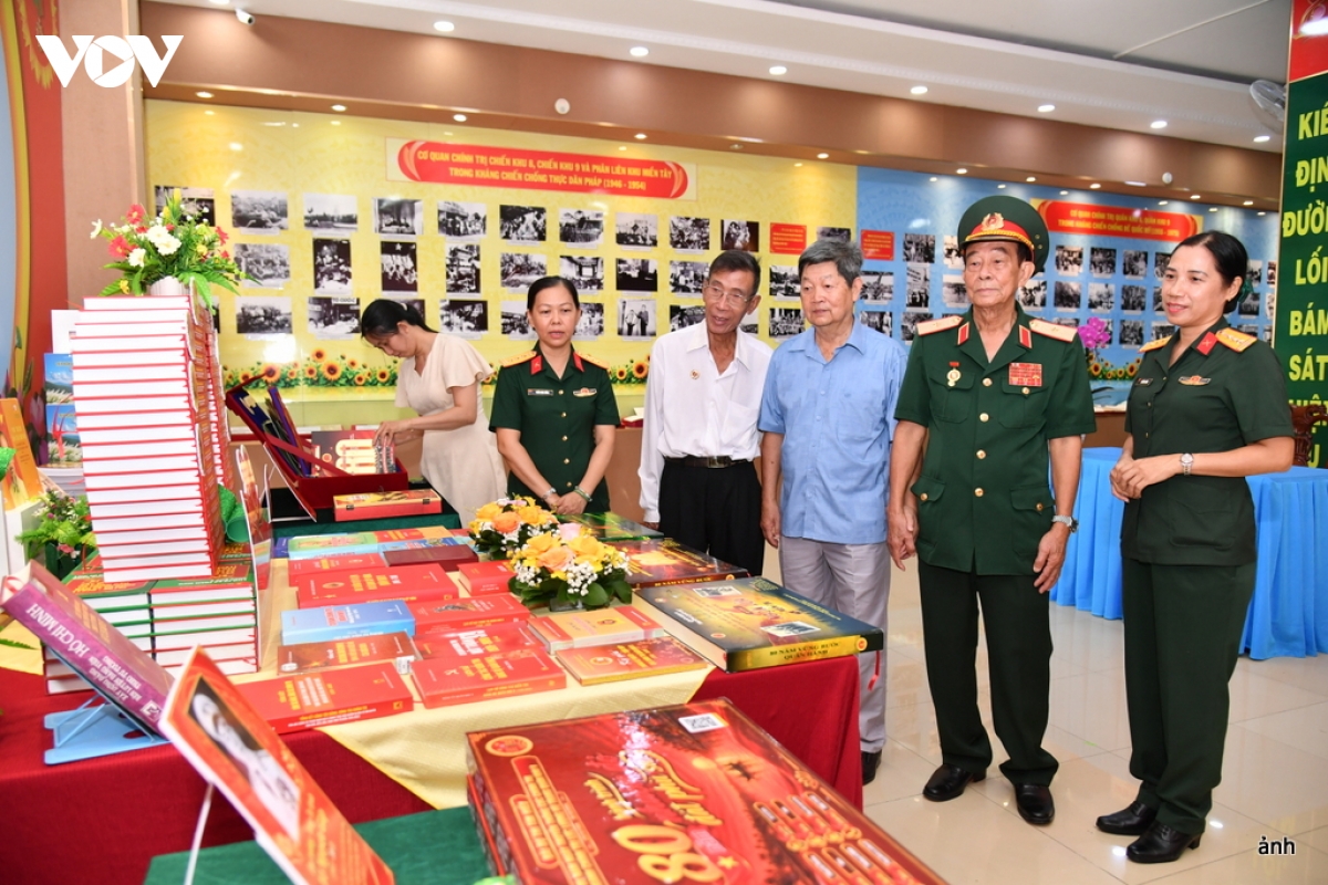 dai-bieu-tham-quan-trung-bay-sach.jpg