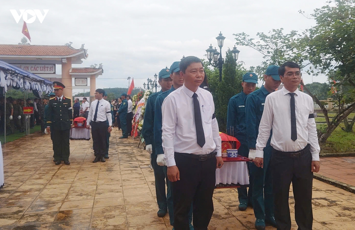 dang-uy-hdnd-ubnd-uy-ban-mttqvn-xa-duy-xuyen-to-chuc-an-tang-hai-cot-5-liet-si.jpg