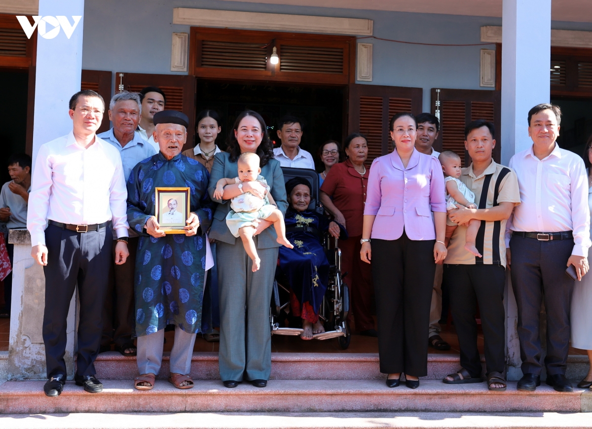 gia-dinh-ong-dinh-van-thao.jpg