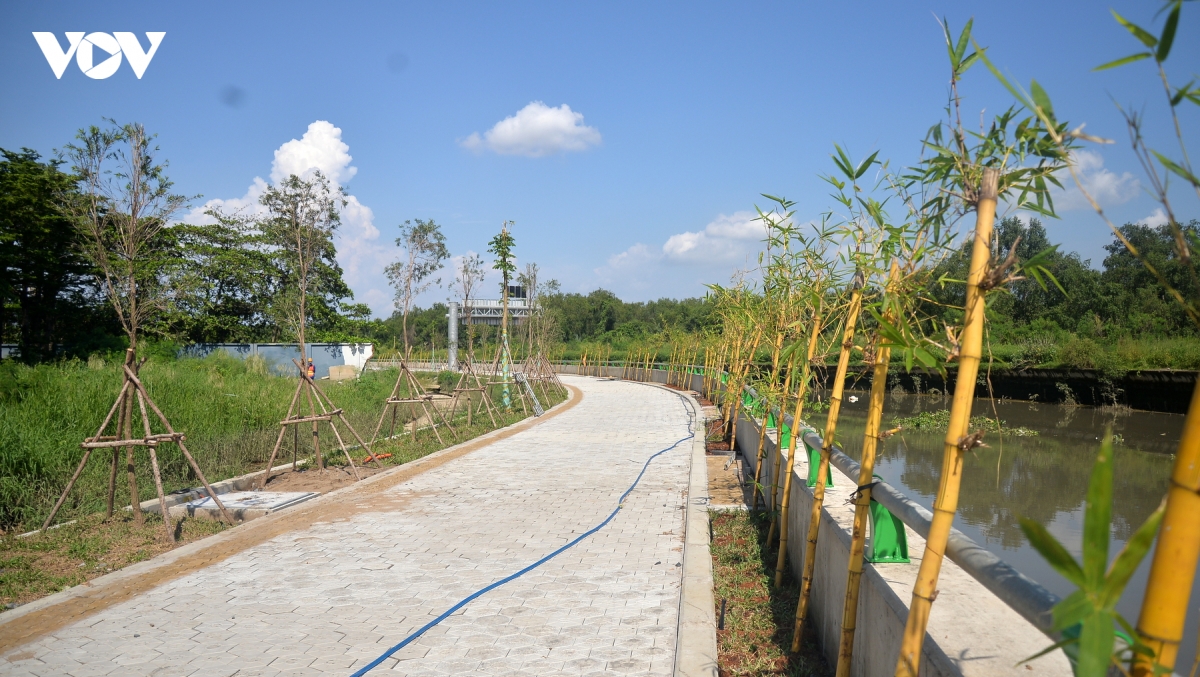 hang-ngan-cong-nhan-dua-toc-do-dua-du-an-chong-ngap-10-000-ty-2.jpg