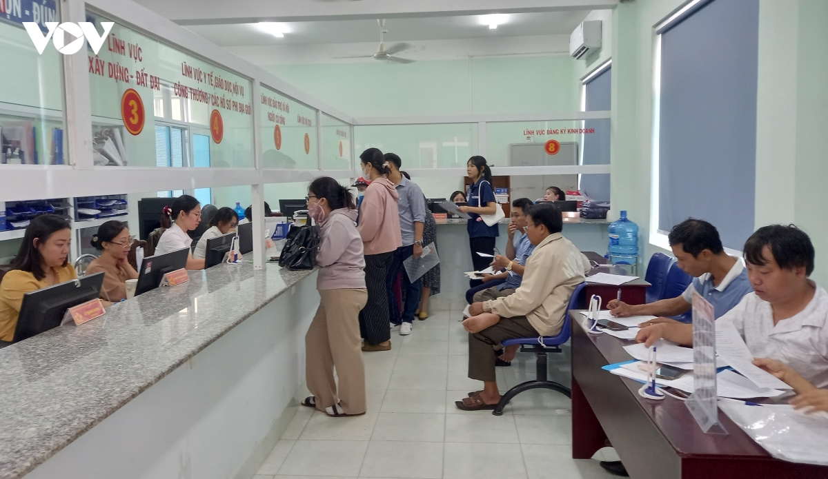 Rất đông người dân đến làm thủ tục hành chính tại phường Nam Nha Trang, tỉnh Khánh Hòa