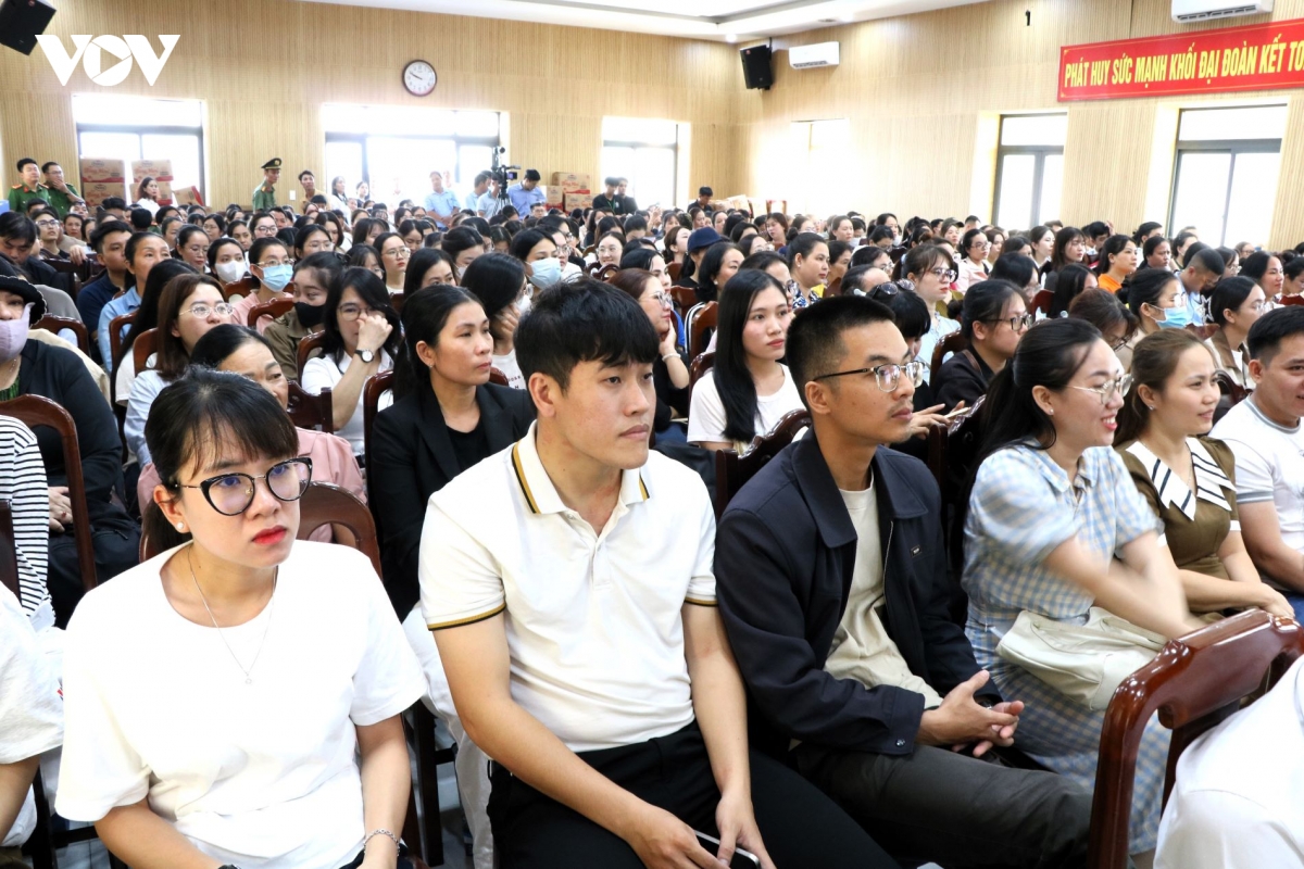 khach-hang-cho-den-luot-boc-tham.jpg