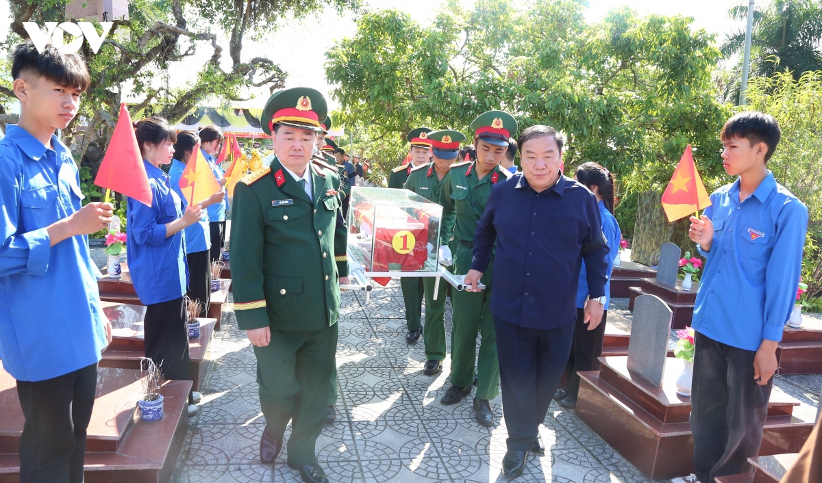 le-vieng-truy-dieu-va-an-tang-hai-cot-liet-si-tai-nghia-trang-liet-si-xa-song-ma-son-la.jpg