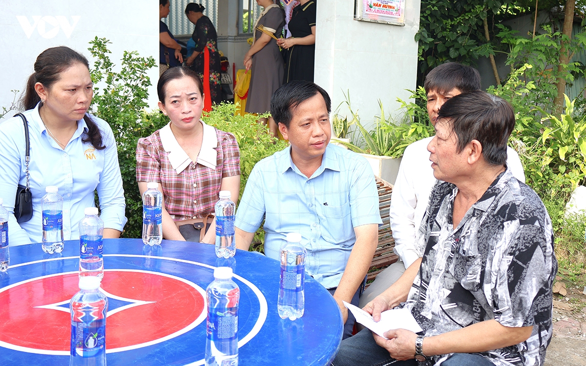 nguoi-dan-ong-dung-cam-2.jpg