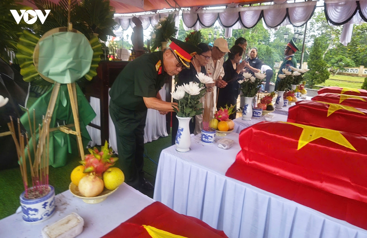 nguoi-dan-va-cac-cuu-chien-binh-thap-nen-huong-tuong-nho-cac-liet-si.jpg