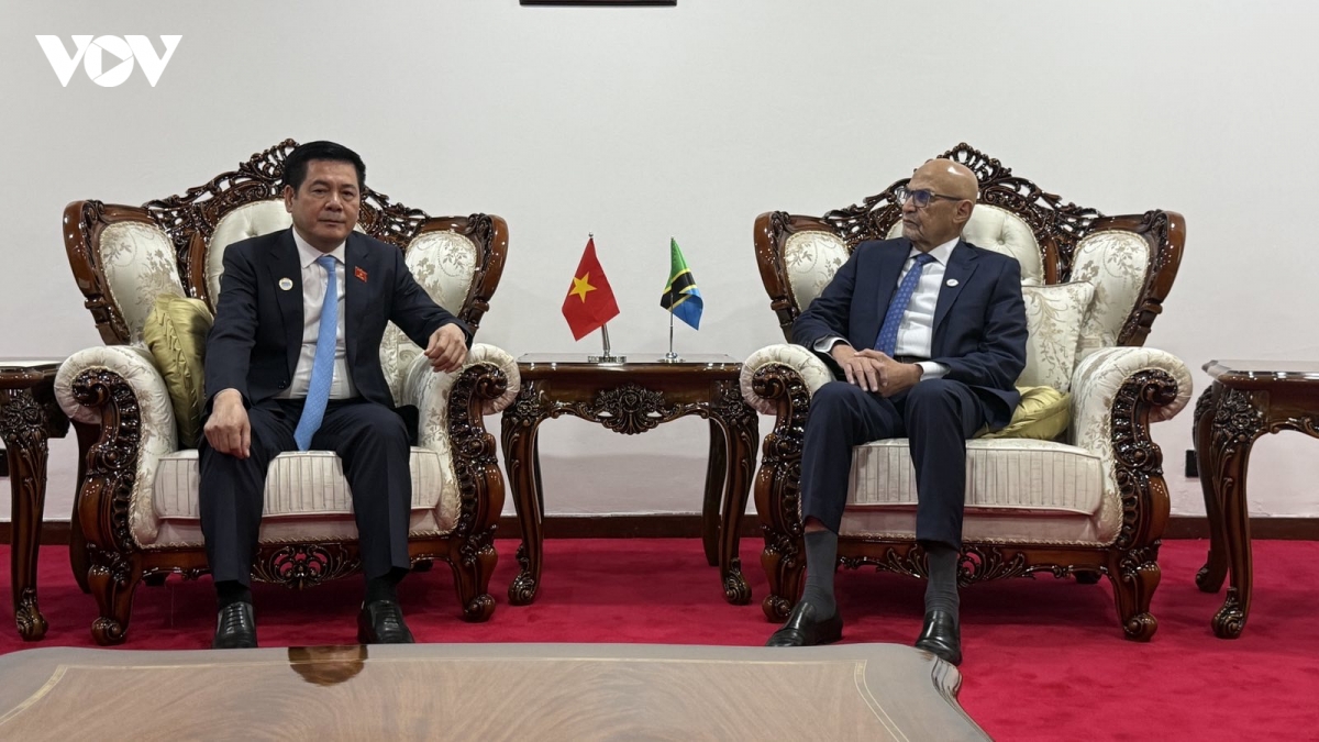 nguyen-hong-dien-tiep-khach.jpeg