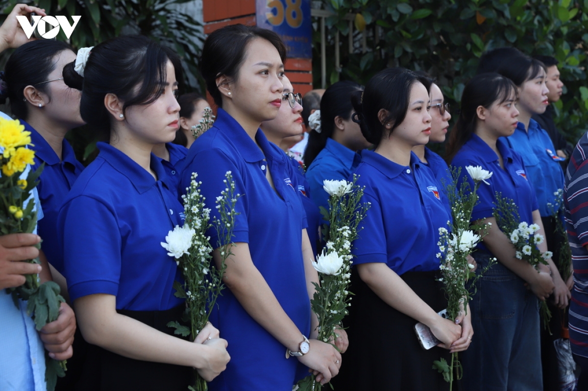 nhung-bong-hoa-trang-tien-dua-cac-anh-hung-liet-si.jpg