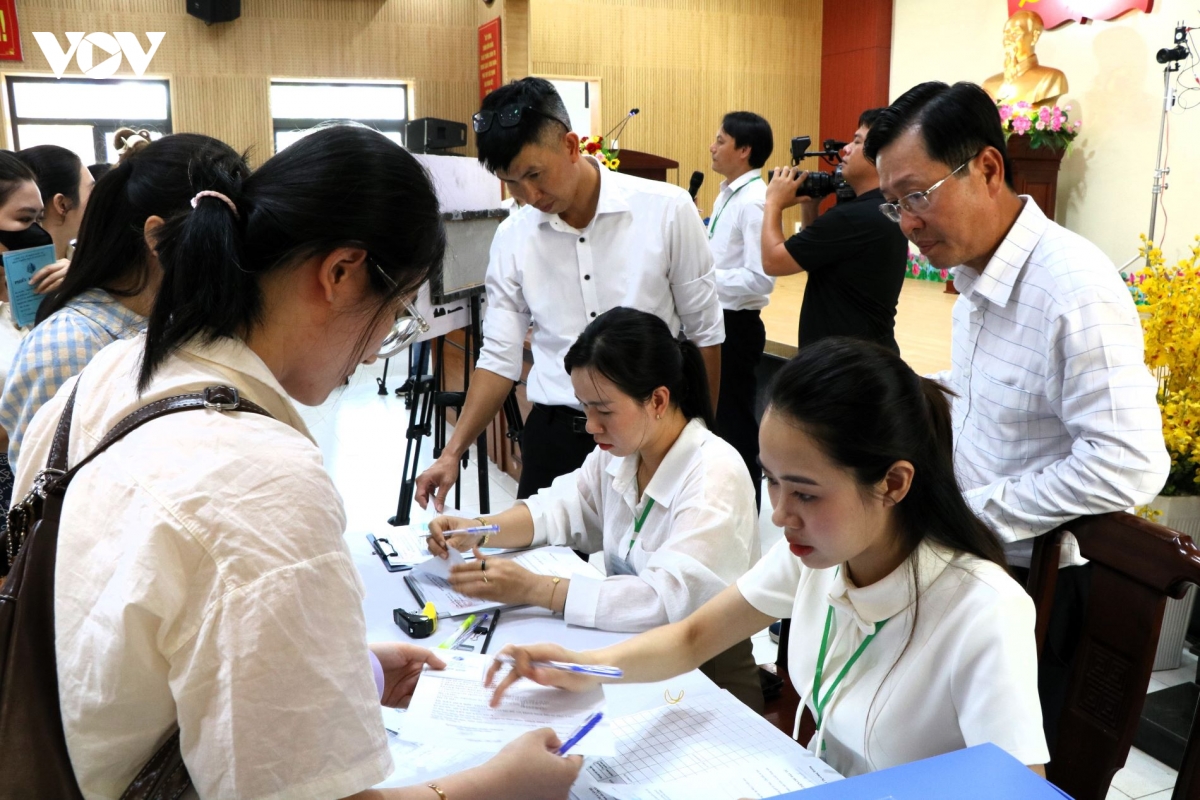 nhung-khach-hang-dau-tien-boc-thawmg-trung-quyen-duoc-mua.jpg