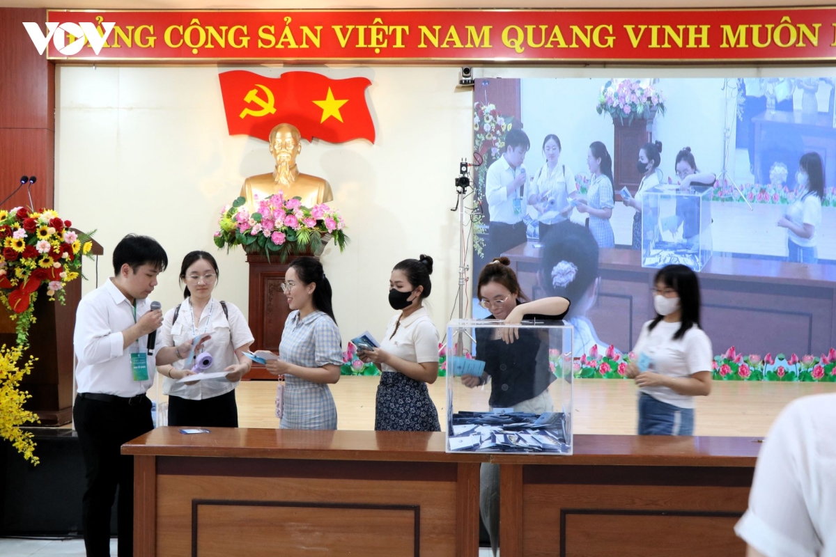 nhung-khach-hang-thuoc-nhom-uu-tien-boc-tham-mua-nha-o-xa-hoi.jpg