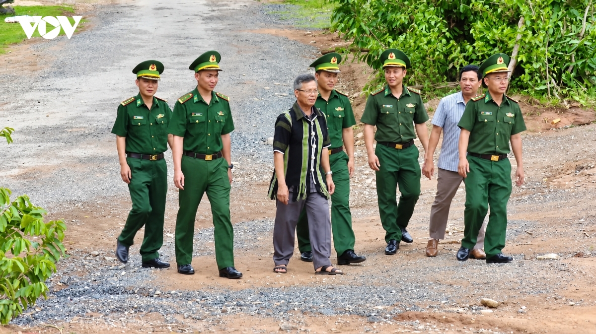 ong-le-thanh-hien-phoi-hop-voi-luc-luong-bien-phong-tham-gia-tuan-tra-bao-ve-duong-bien-cot-moc.jpg