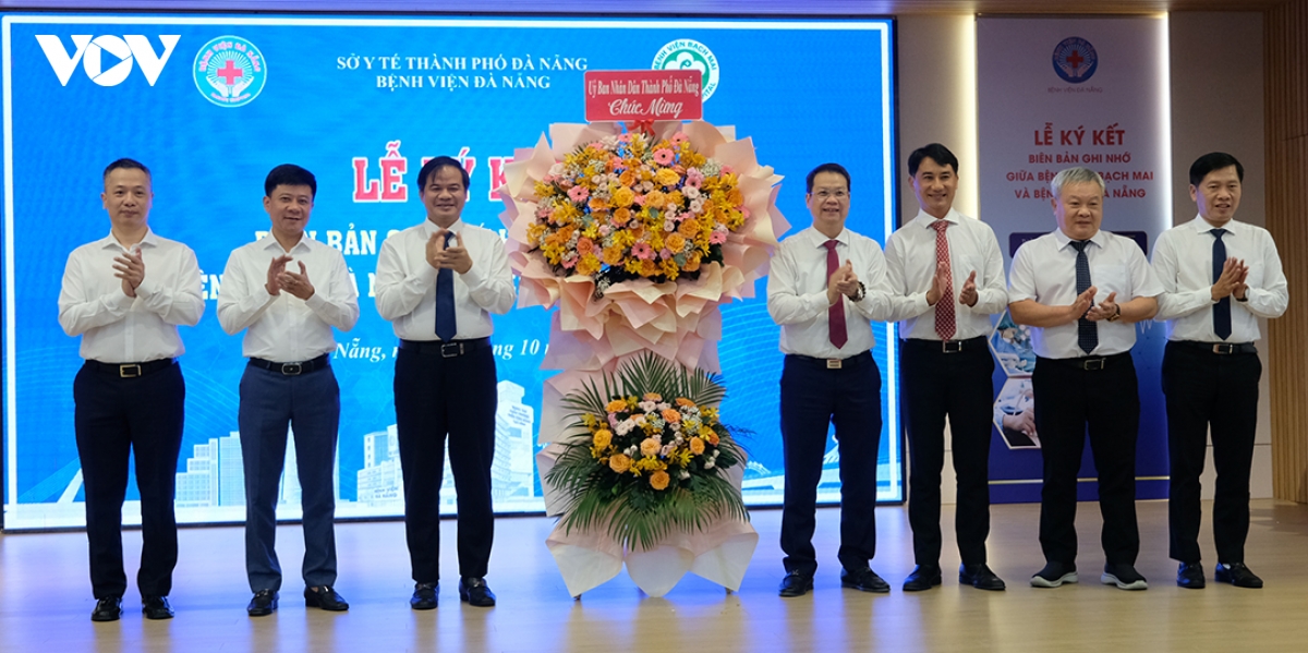 ong-nguyen-manh-hung-chu-tich-ubnd-thanh-pho-da-nang-thu-4-tu-phai-qua-tang-lang-hoa-chuc-mung-su-hop-tac-cua-hai-benh-vien.jpg