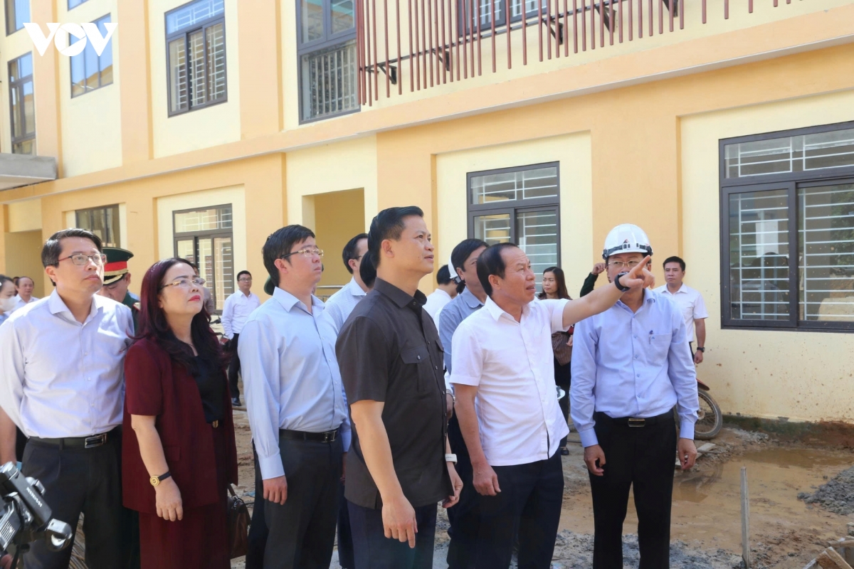 pho-thu-tuong-chinh-phu-le-tien-chau-kiem-tra-du-an-xay-dung-truong-noi-tru-lien-cap-tieu-hoc-va-trung-hoc-co-so-dakrong.jpg