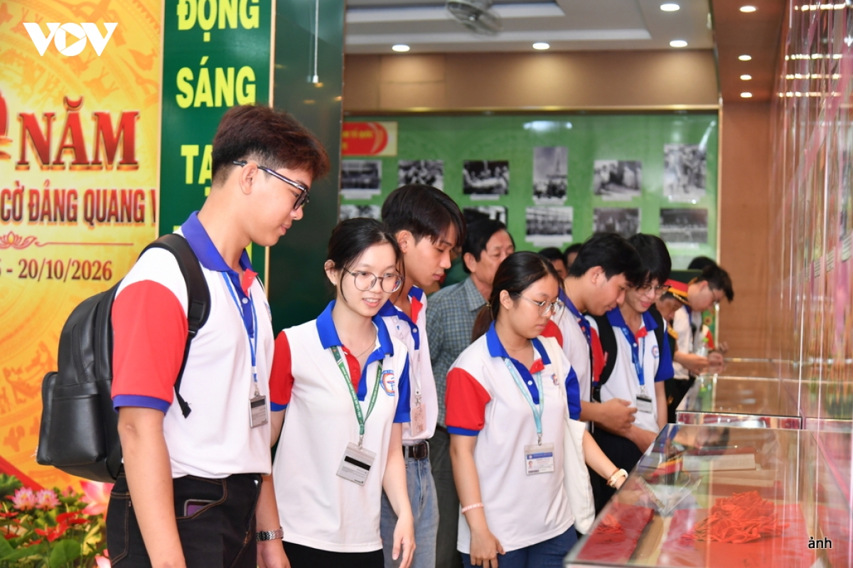 sinh-vien-dai-hoc-y-duoc-can-tho-tham-quan-tim-hieu-hien-vat-trung-bay-tai-trien-lam.jpg