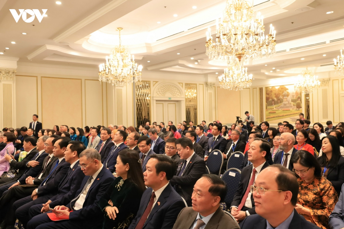 tong-bi-thu-tham-nguoi-viet-chau-au-7.jpg