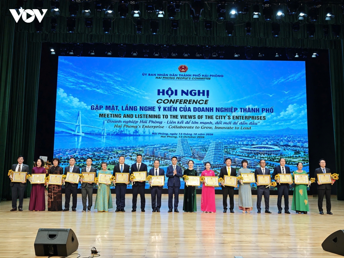 tp-hai-phong-khen-thuong-bieu-duong-cac-doanh-nghiep-tieu-bieu.jpg