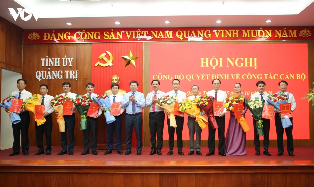 trao-quyet-dinh-dieu-dong-bo-nhiem-va-phan-cong-can-bo-giu-chuc-vu-lanh-dao-cac-xa-phuong.jpg