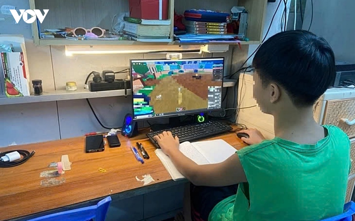 tre-em-truy-cap-internet-tre-em-internet-tre-em-dung-may-tinh-tre-em-may-tinh-tre-em-choi-game-tro-choi-dien-tu-.vov_.jpg