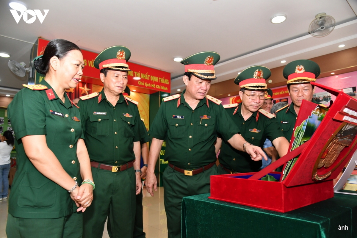 trung-tuong-ho-van-thai-bi-thu-dang-uy-chinh-uy-quan-khu-giua-tham-quan-tac-pham-cuoc-t.jpg