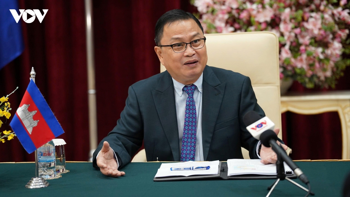 vov-bo-truong-ben-canh-thu-tuong-chinh-phu-hoang-gia-campuchia-phu-trach-asean-ong-so-naro.jpg