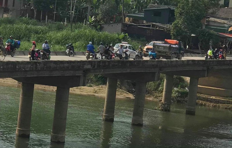 di den giua cau, nguoi dan ong bat ngo gieo minh xuong song tu van hinh 1