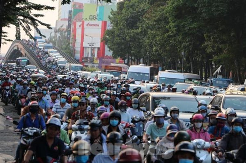 nguoi xe chen nhau nghet tho o cua ngo san bay tan son nhat giap tet hinh 1