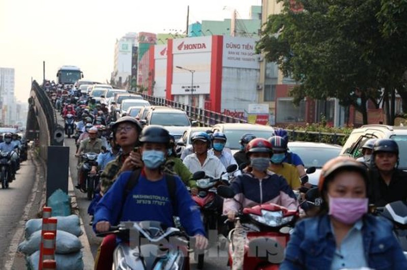nguoi xe chen nhau nghet tho o cua ngo san bay tan son nhat giap tet hinh 2