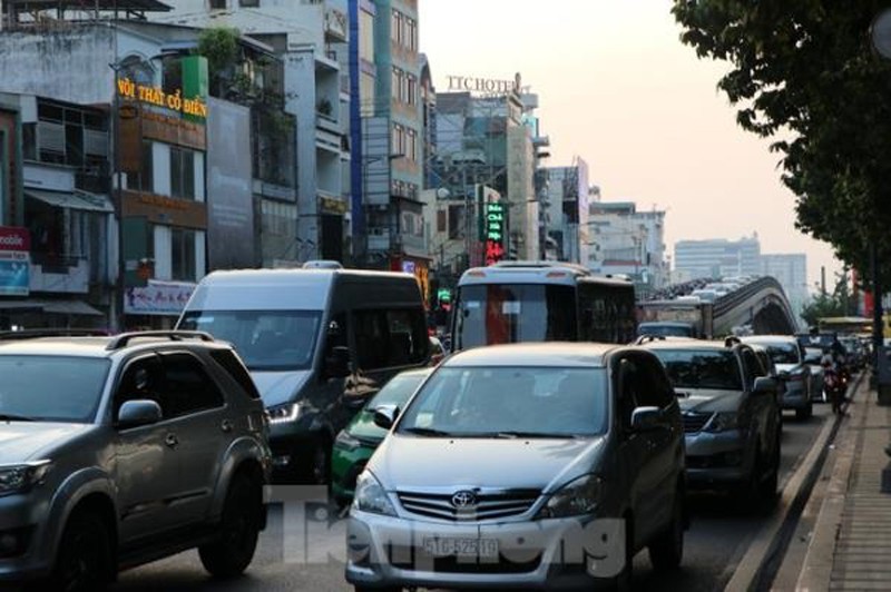 nguoi xe chen nhau nghet tho o cua ngo san bay tan son nhat giap tet hinh 6