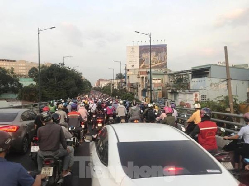 nguoi xe chen nhau nghet tho o cua ngo san bay tan son nhat giap tet hinh 7
