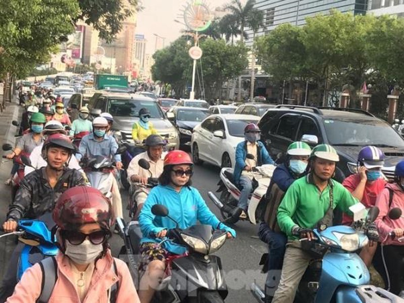 nguoi xe chen nhau nghet tho o cua ngo san bay tan son nhat giap tet hinh 8