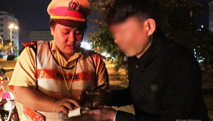 khoc nuc no khi bi kiem tra nong do con van bi phat 7 trieu, tuoc gplx hinh 1